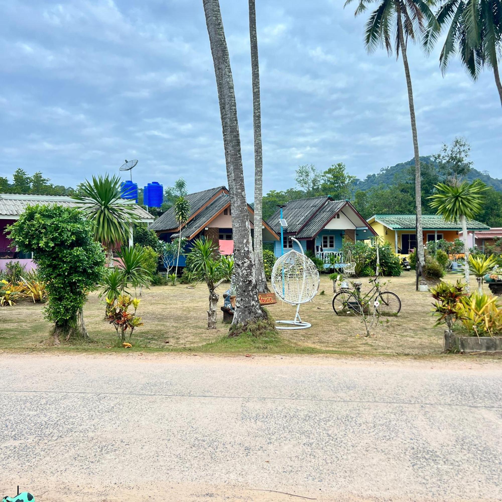 Lee Red House Hotel Ban Lak Uan Buitenkant foto